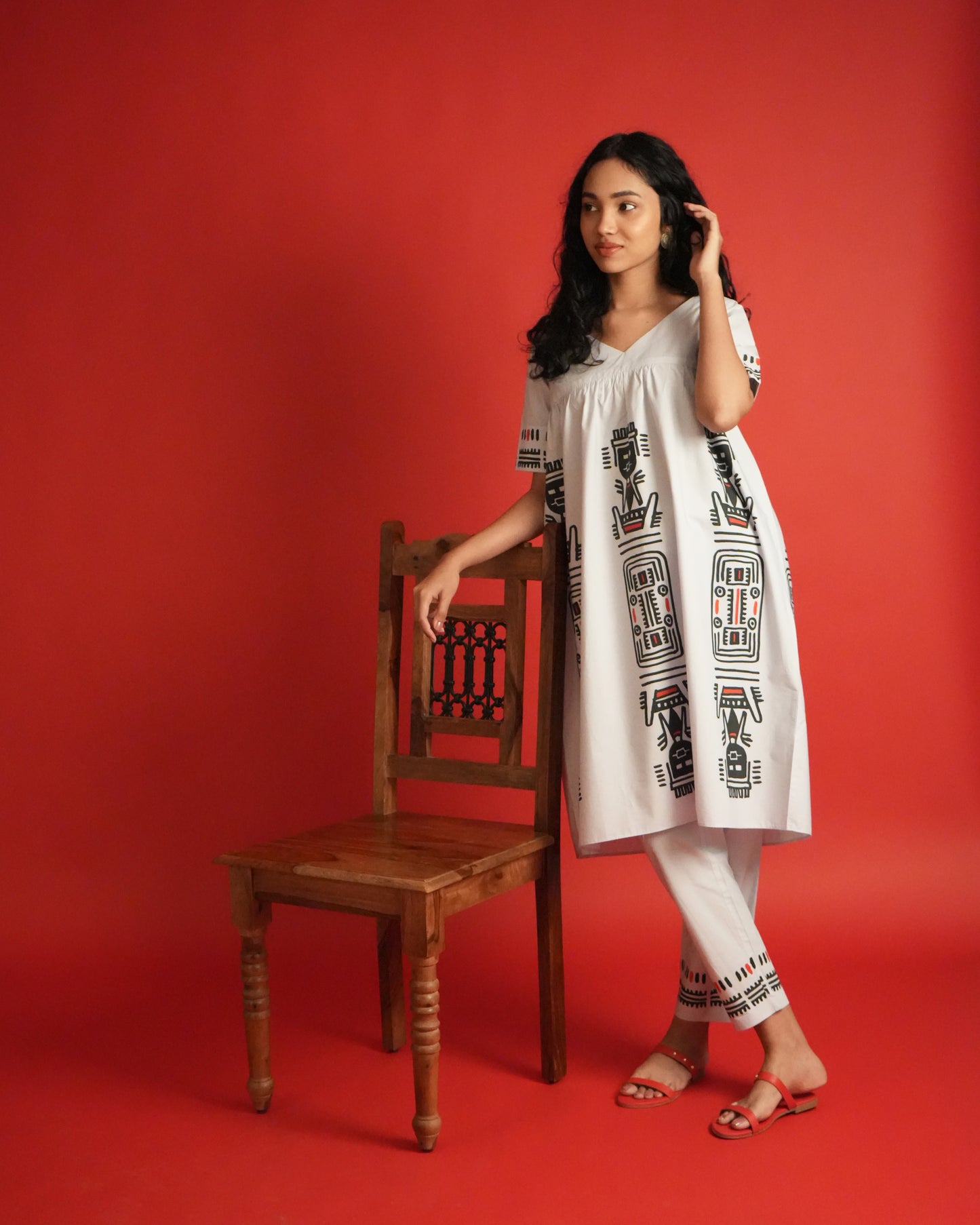 Front view of the Hiriwa Cotton Kurta Co-ord Set in pastel grey with tribal printed tunic and narrow-leg bottoms.